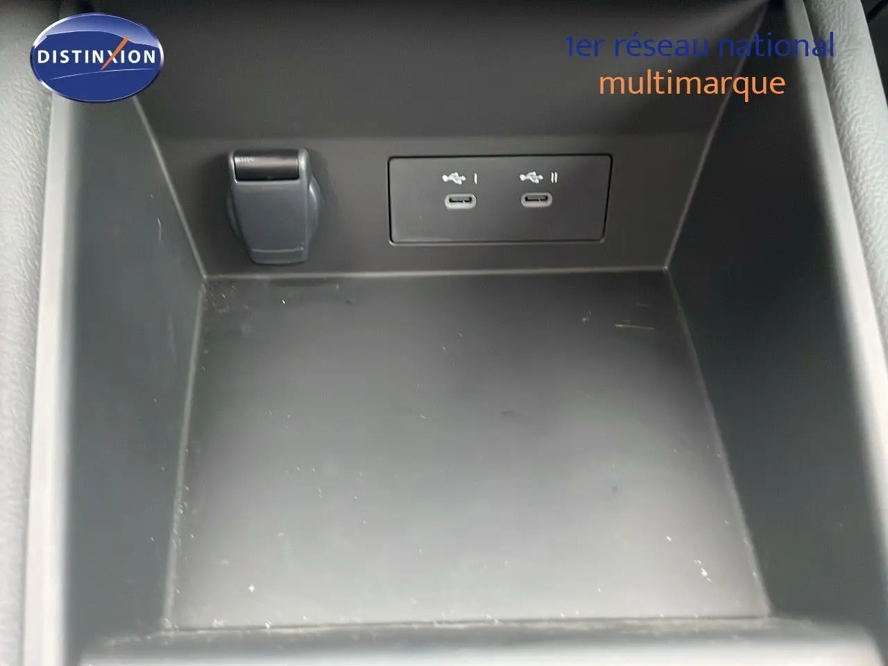 Rangement intérieur avec deux ports USB-C dans une Renault Symbioz hybride gris Rafale Metal 2025.