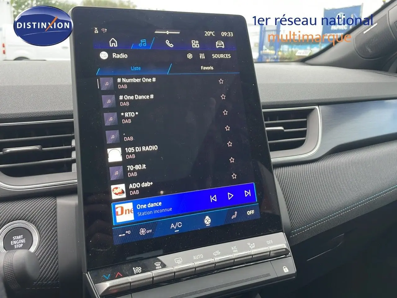 Intérieur Renault Symbioz 2025, tableau de bord avec écran tactile central affichant la radio, ambiance moderne grise.