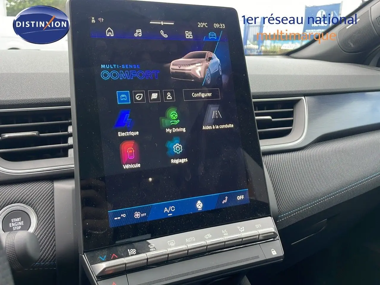 Écran tactile central affichant le menu Multi-Sense Comfort dans l'habitacle gris du Renault Symbioz hybride 2025.