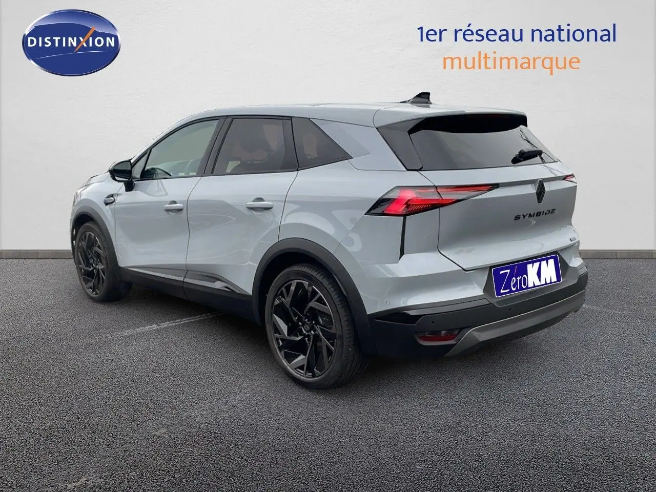 Vue 3/4 arrière droite d'un Renault SYMBIOZ gris rafale métal avec jantes noires et vitres teintées.