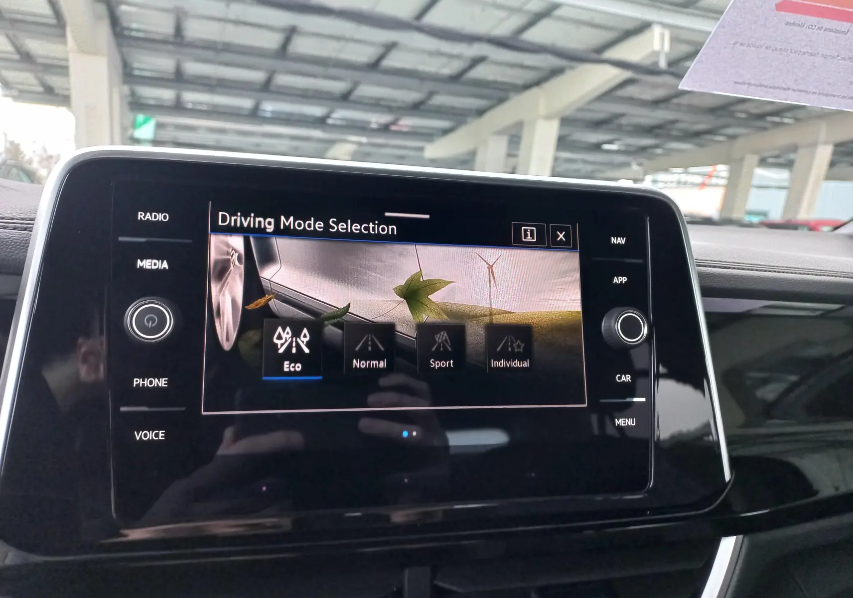 Écran tactile central du Volkswagen T-Roc 2025 affichant la sélection des modes de conduite, intérieur noir brillant.