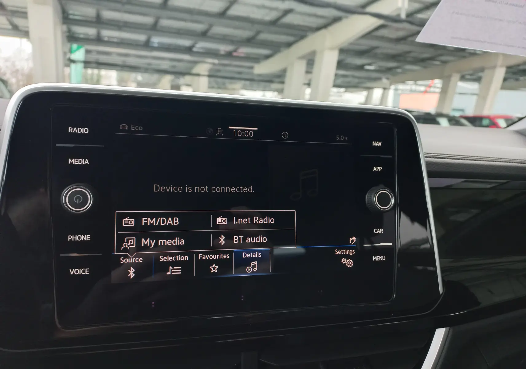 Écran tactile multimédia du Volkswagen T-Roc 2025 affichant les options radio et média, intérieur noir.