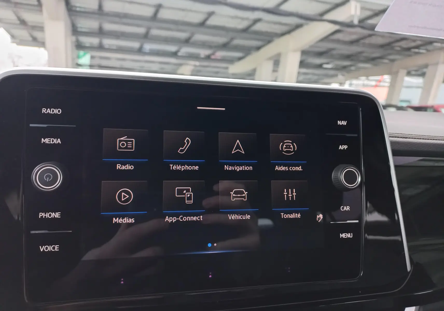 Vue rapprochée de l’écran tactile central du Volkswagen T-Roc 2025, affichant les options multimédias et de navigation.