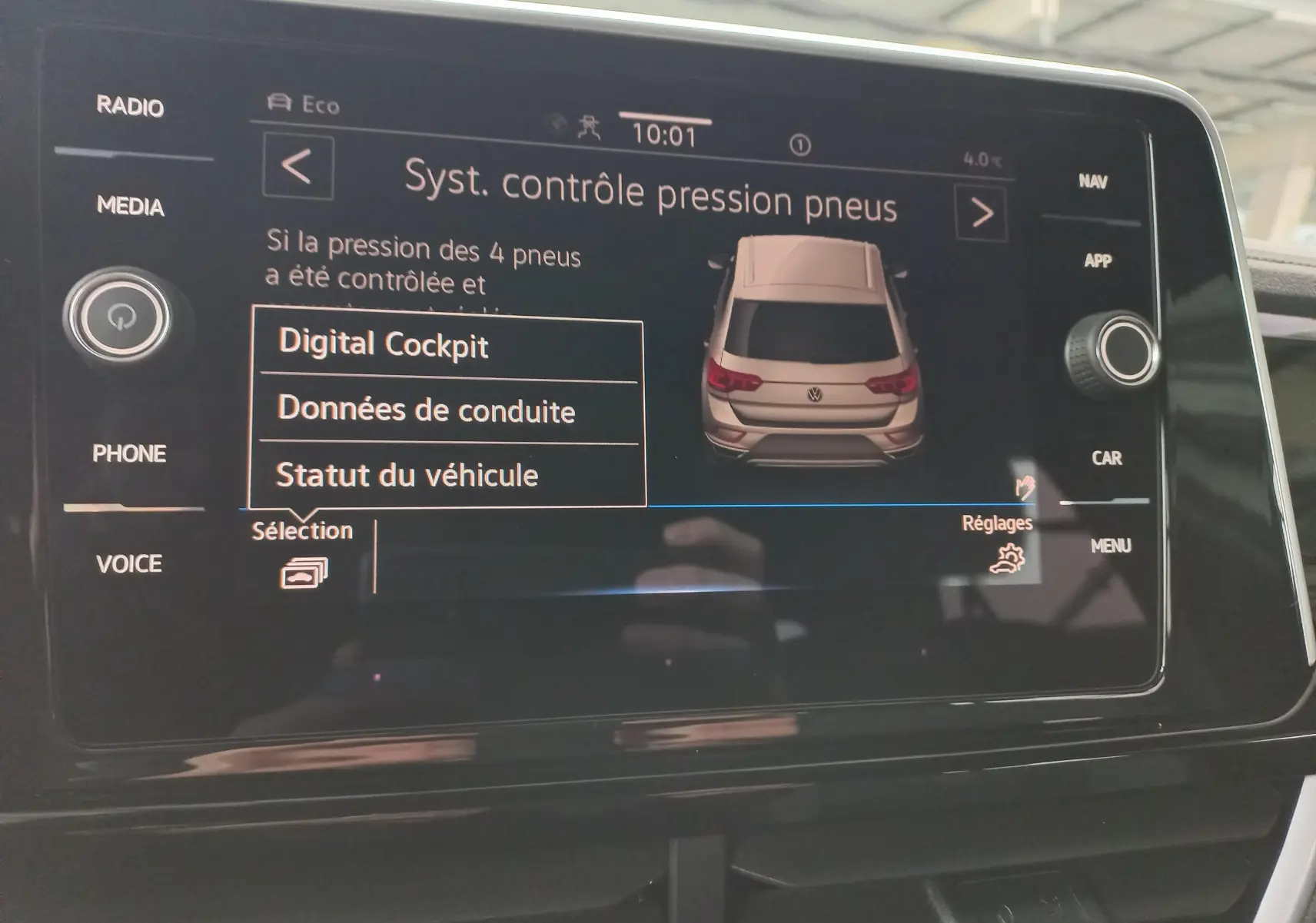 Écran tactile du système de contrôle pression pneus affichant un Volkswagen T-Roc blanc vu de dessus.