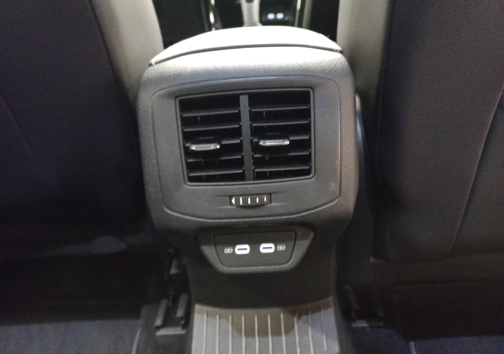 Vue rapprochée des aérateurs arrière et des ports USB du Volkswagen T-Roc 1.5 TSI blanc, version R-Line Edition 2025.