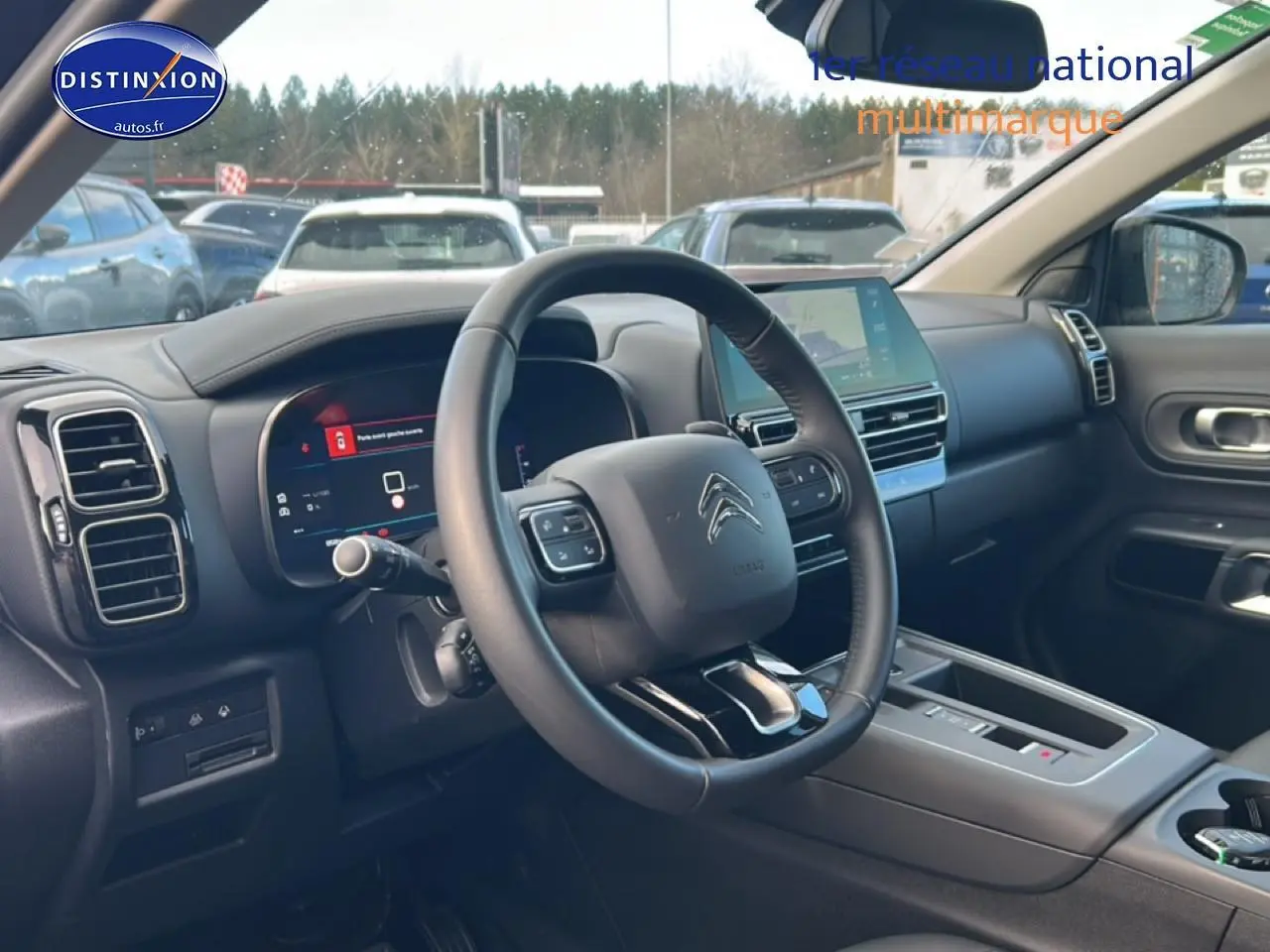 Vue intérieure côté conducteur du Citroën C5 Aircross noir 2025, volant cuir multifonction et écran tactile central.