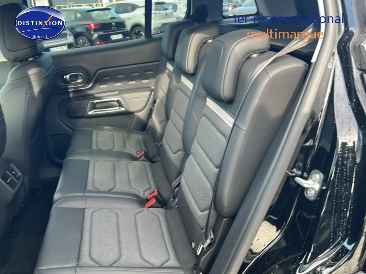 Vue intérieure côté droit sur la 2e rangée de sièges individuels coulissants du Citroën C5 Aircross noir 2025.