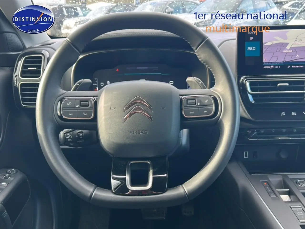 Vue centrée sur le volant cuir noir et tableau de bord digital du Citroën C5 Aircross 2025 hybride essence.