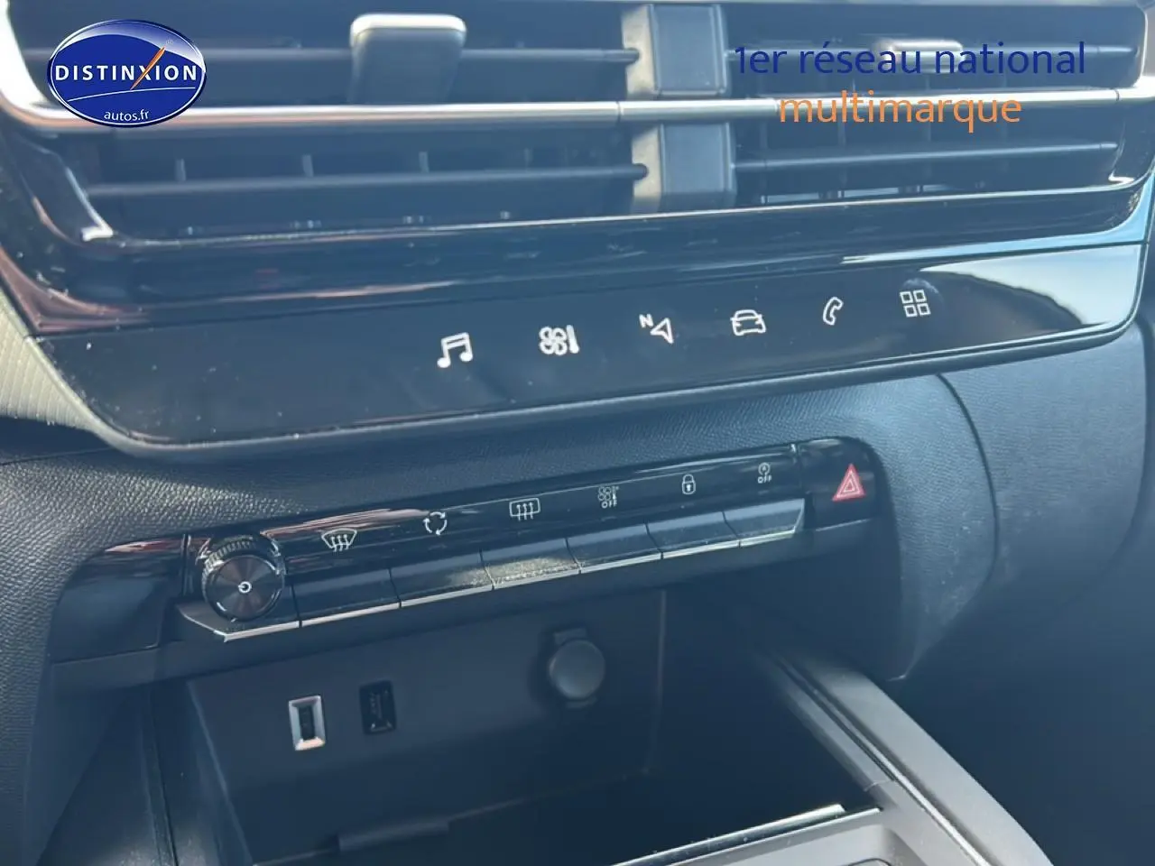 Vue rapprochée de la console centrale noire du Citroën C5 Aircross 2025 avec commandes tactiles et prises USB visibles.