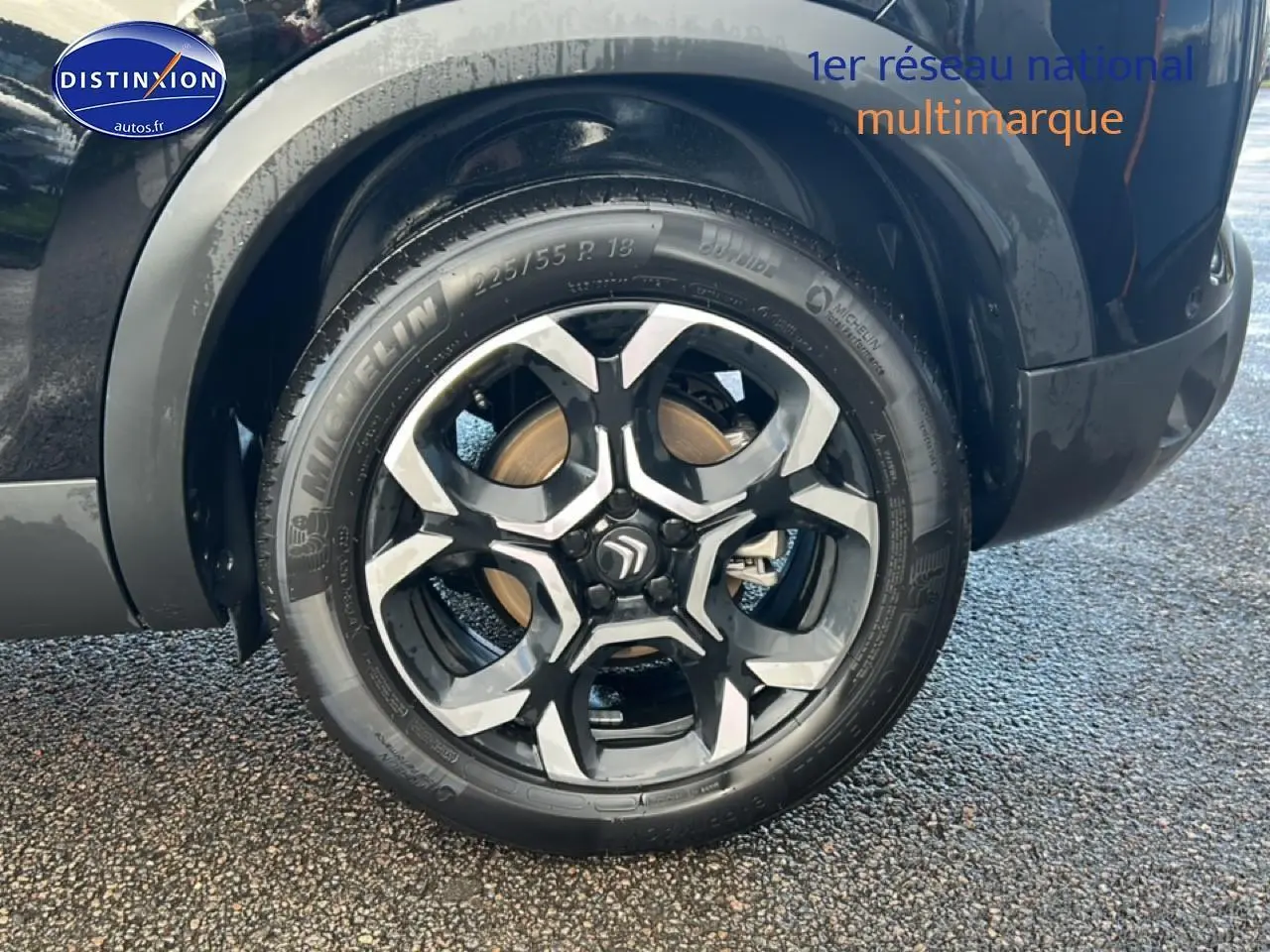 Gros plan sur la roue arrière droite noire du Citroën C5 Aircross 2025 avec jante alliage bicolore distinctive.