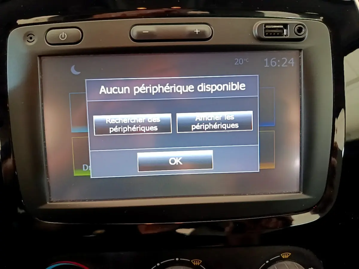 Écran tactile central du tableau de bord du Renault Captur Business gris foncé affichant un message Bluetooth.