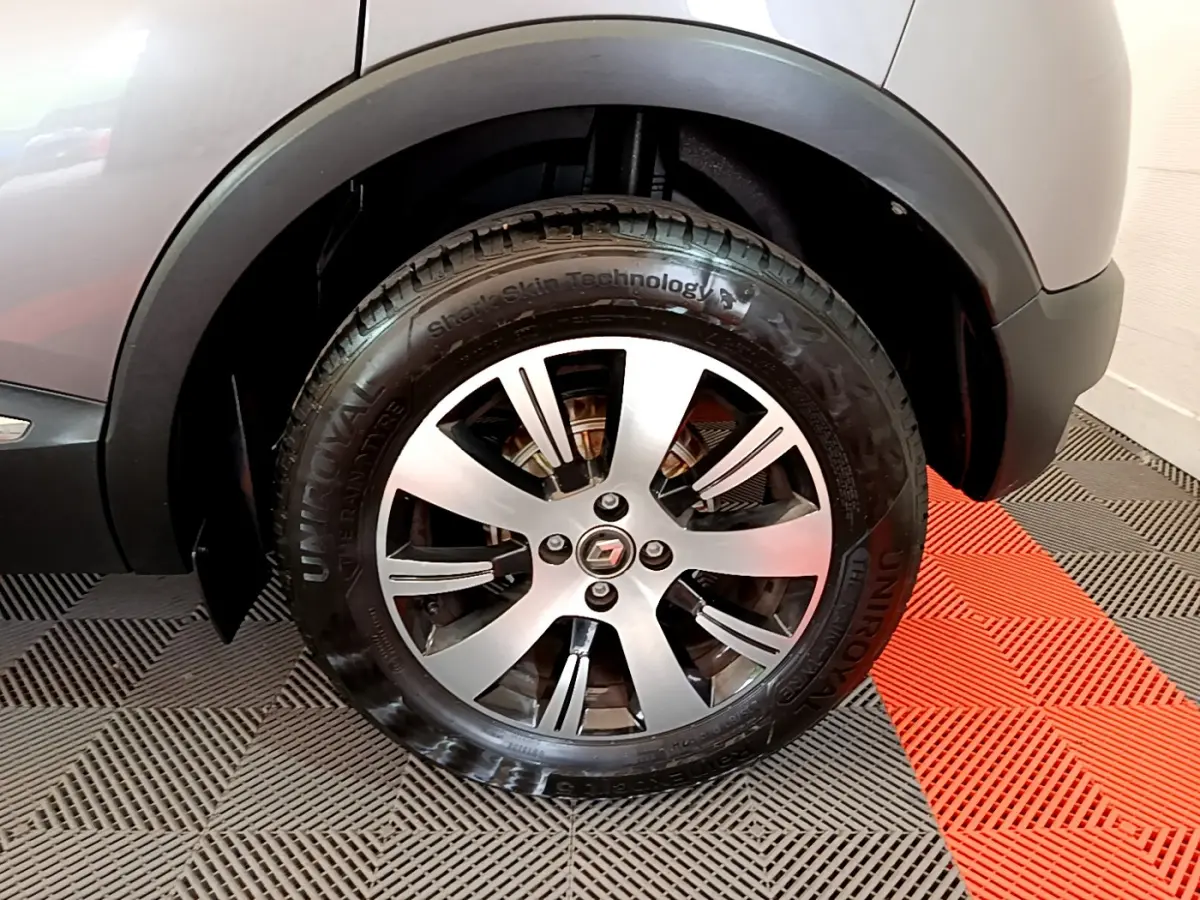 Gros plan sur la roue arrière droite gris foncé d’un Renault Captur Business ENERGY TCe 90 E6C avec jante alliage.