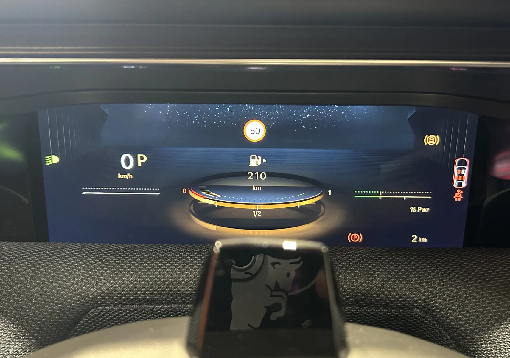 Vue rapprochée du tableau de bord numérique du Citroën C5 Aircross hybride, affichant la vitesse et l'autonomie.