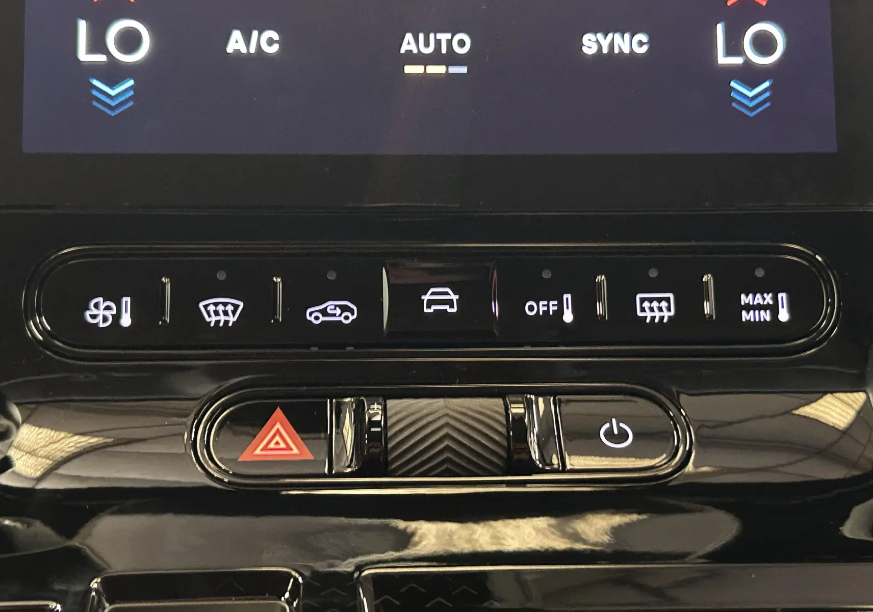 Panneau de commandes climatisation et sécurité du Citroën C5 Aircross II Hybrid, vue rapprochée, finition noire brillante.