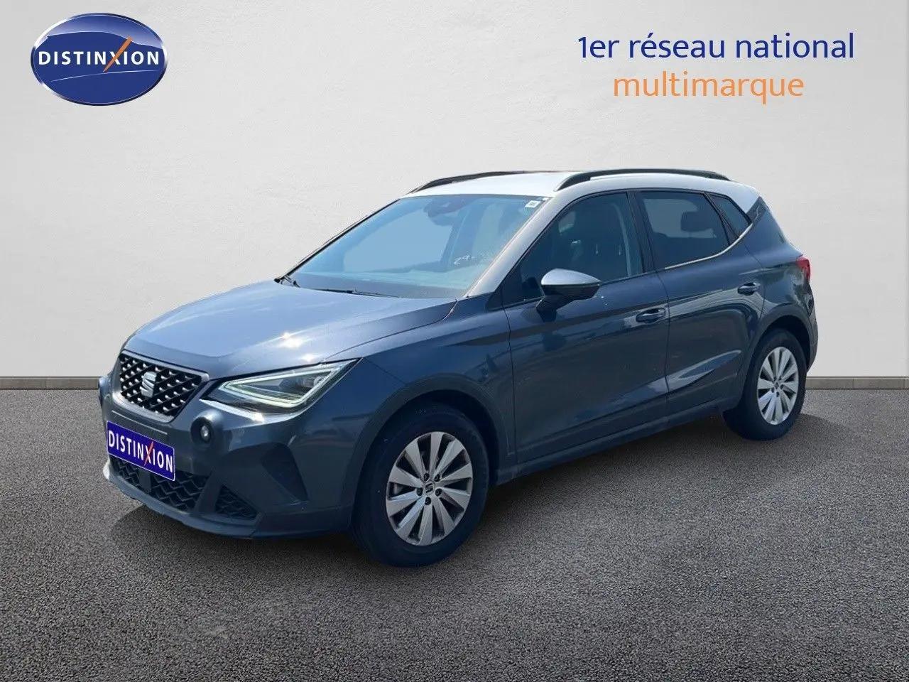 SEAT Arona 2025 gris Magnetic avec toit blanc, vue 3/4 avant droit mettant en valeur son design compact.