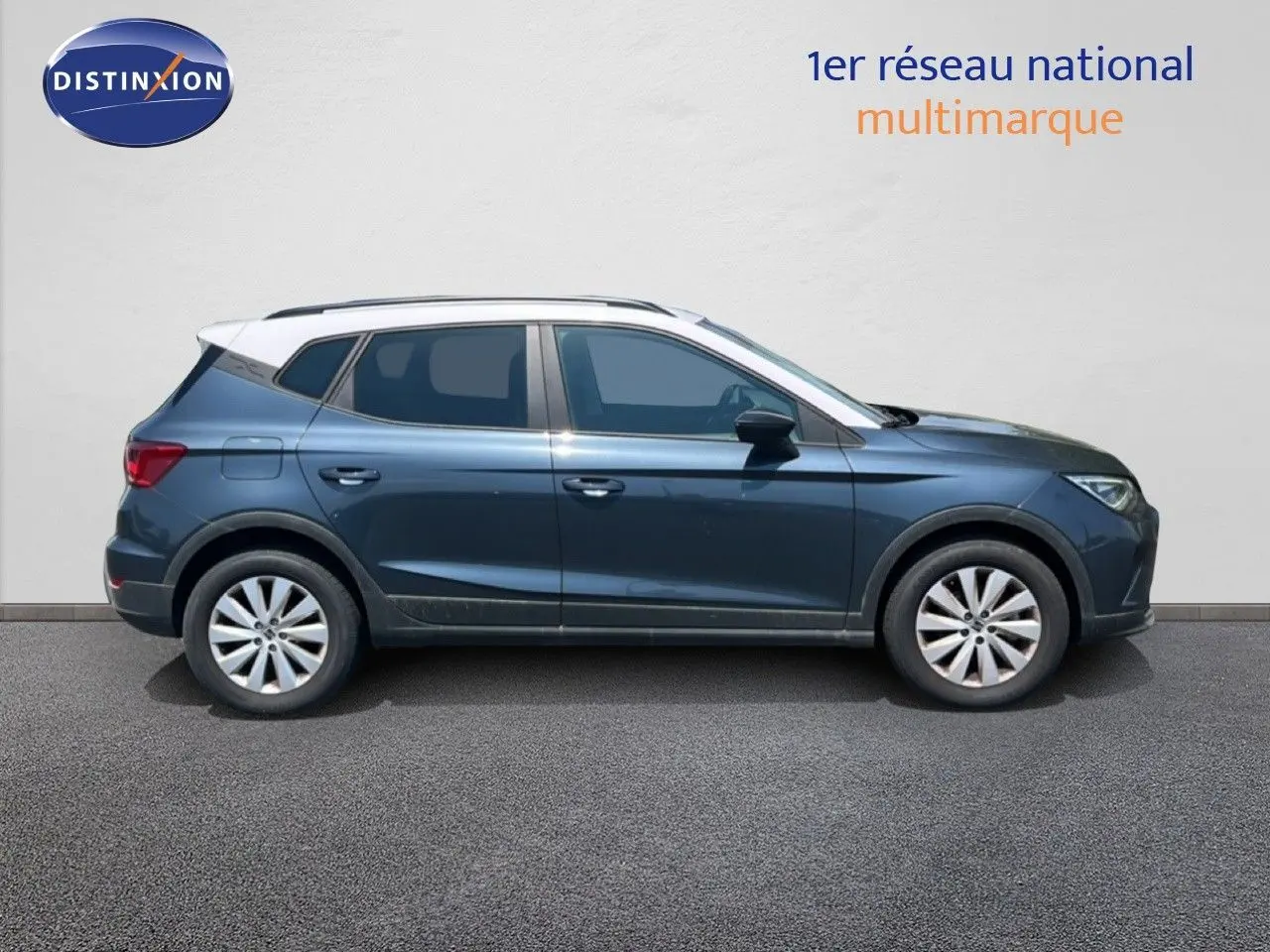 Vue latérale droite d’un SEAT Arona gris Magnetic avec toit blanc, finition Style Special Edition 2025.