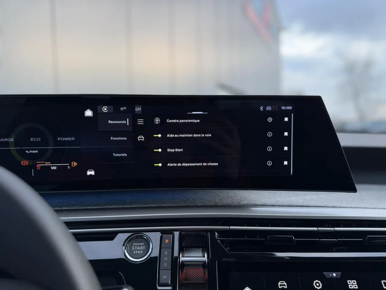 Vue rapprochée de l'écran panoramique 21'' et console centrale noire laquée du Peugeot 3008 Hybrid blanc Okénite.