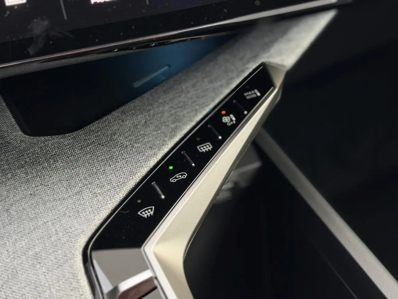 Détail des commandes tactiles sur la porte côté conducteur du Peugeot 3008 Hybrid blanc Okénite, finition tissu gris.