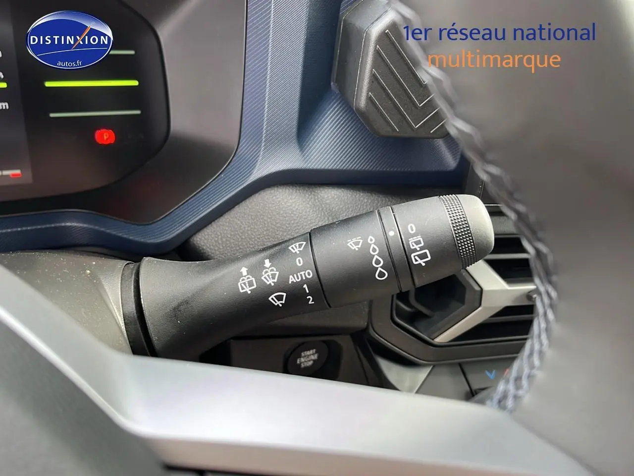 Gros plan sur la commande des essuie-glaces du tableau de bord du Dacia Duster gris schiste 2025.