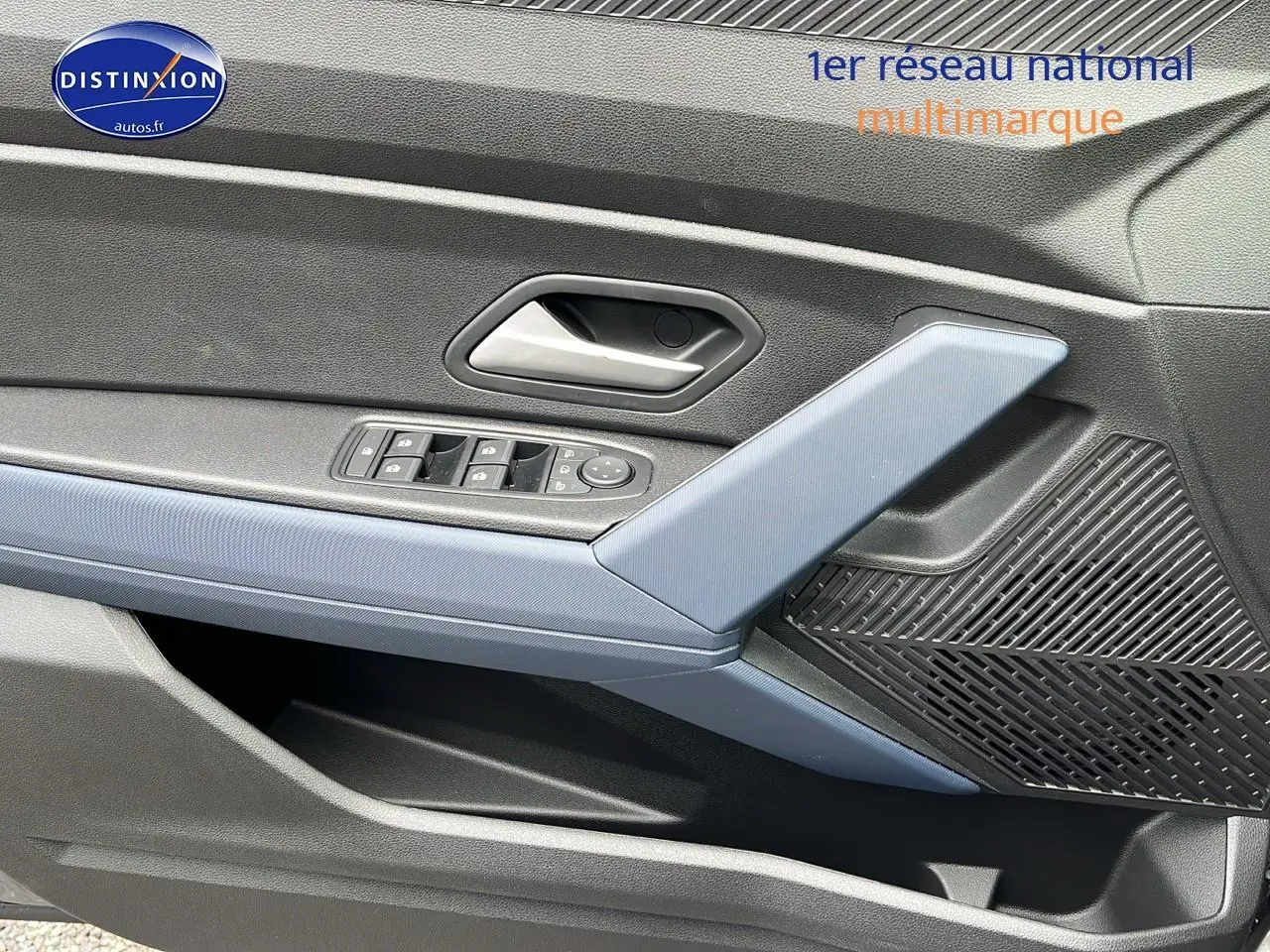 Détail de la porte avant gauche du Dacia Duster gris schiste, avec commandes de vitres et haut-parleur intégré.