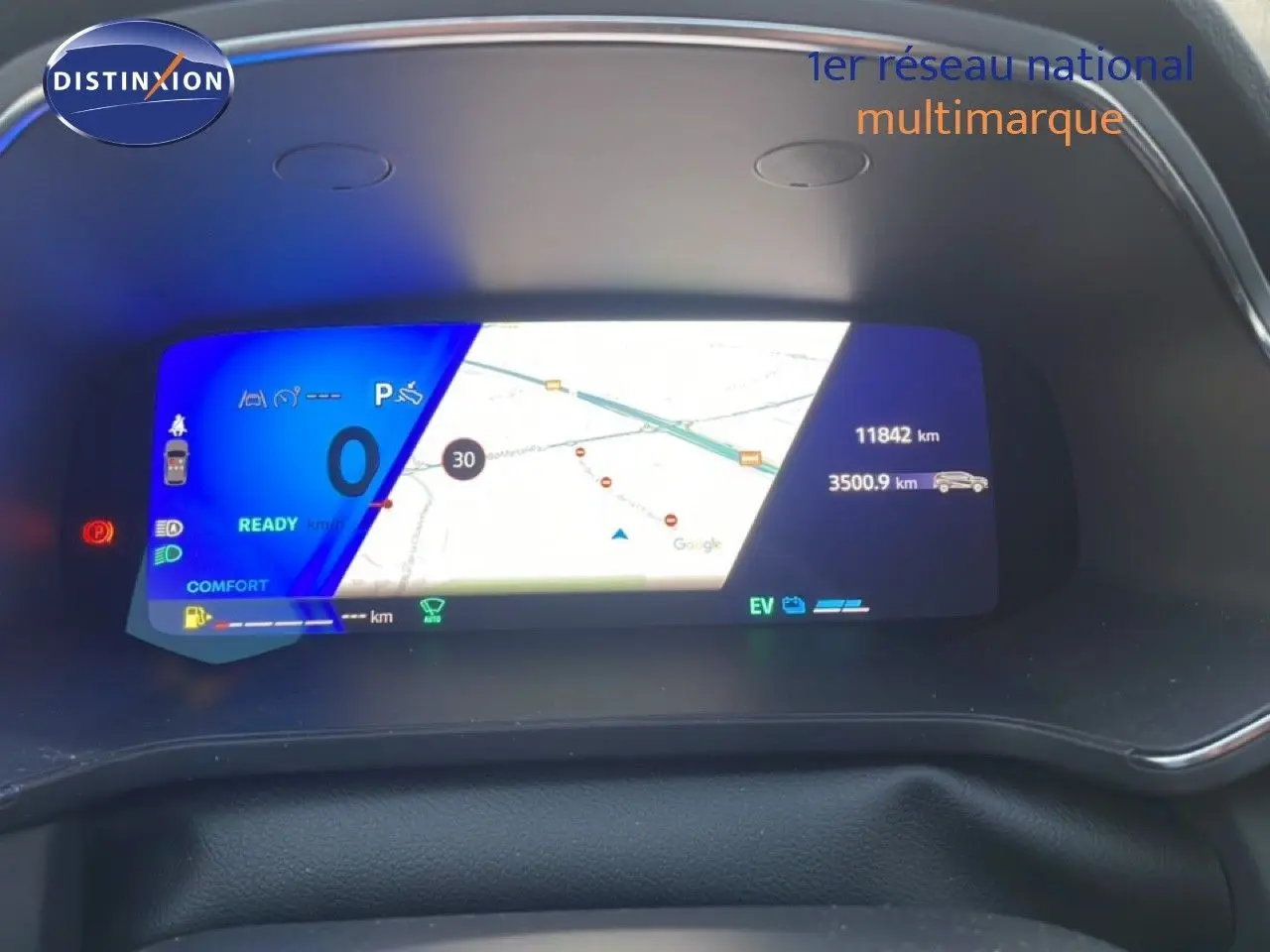 Vue rapprochée du tableau de bord numérique de la Renault Symbioz 2025, affichage couleur avec navigation et indicateurs.
