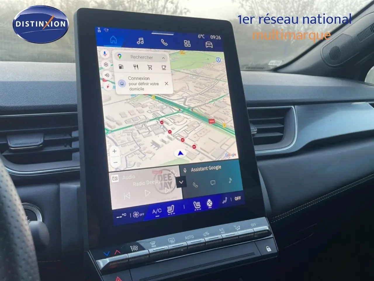 Vue intérieure du tableau de bord de la Renault Symbioz 2025 avec écran tactile vertical affichant la navigation GPS.