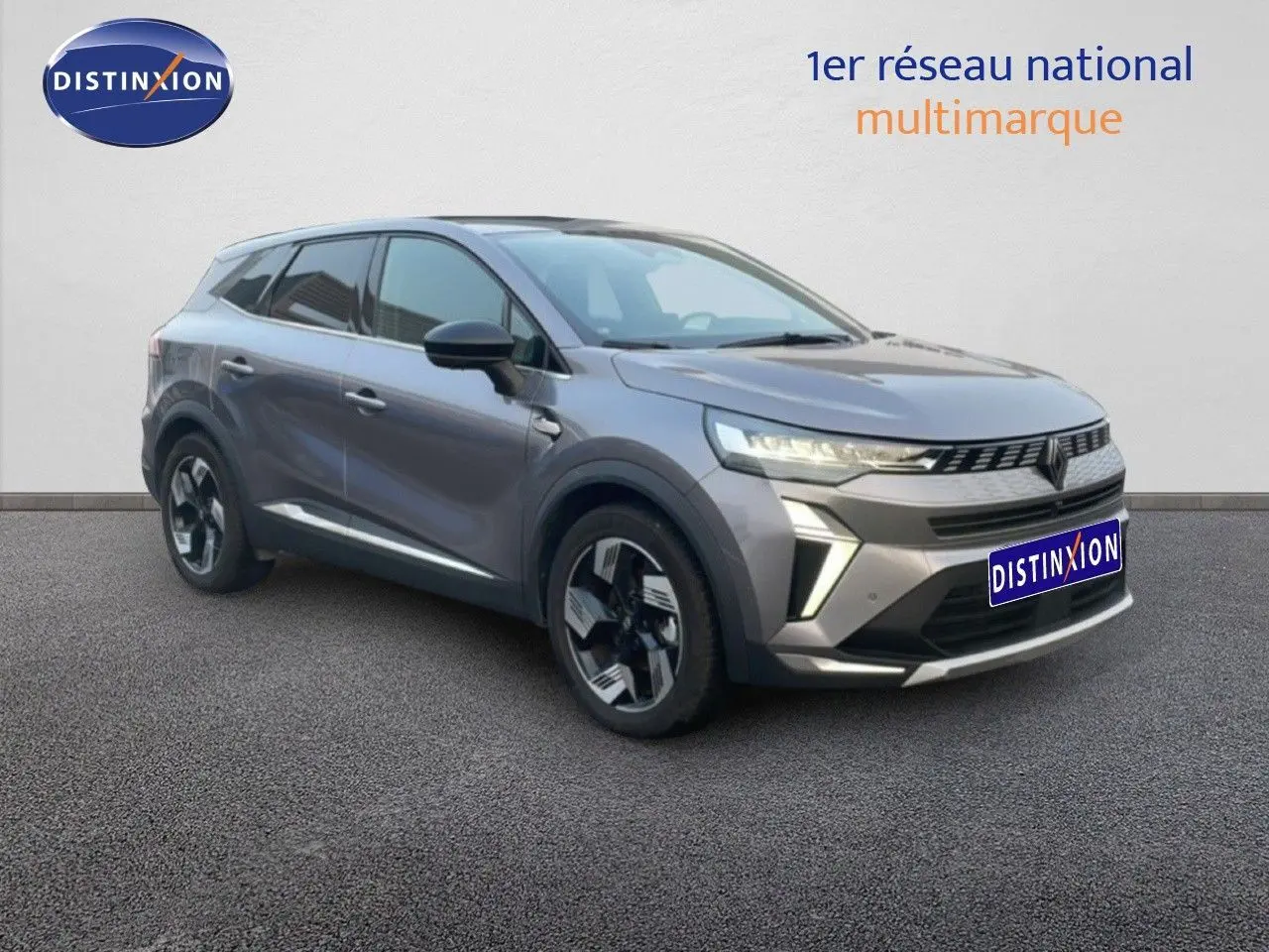 Renault Symbioz gris cassiopée métal en 3/4 avant droit, avec calandre distinctive et jantes bi-ton.