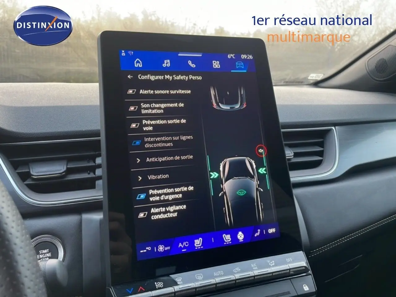 Vue rapprochée de l’écran tactile central du Renault Symbioz 2025, affichant les options d’aide à la conduite.