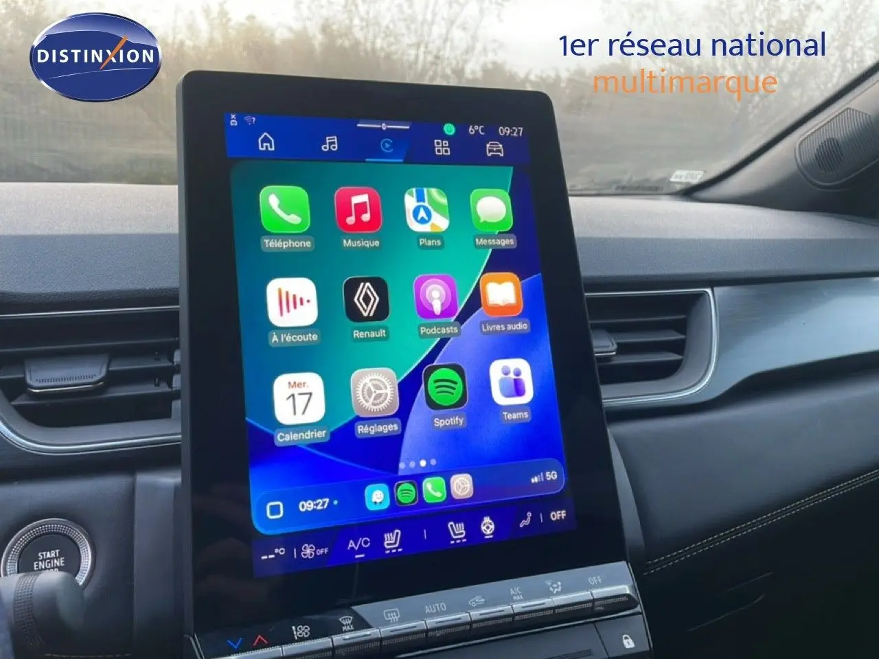 Vue intérieure centrée sur l’écran tactile vertical du tableau de bord du Renault Symbioz gris cassiopée métal.