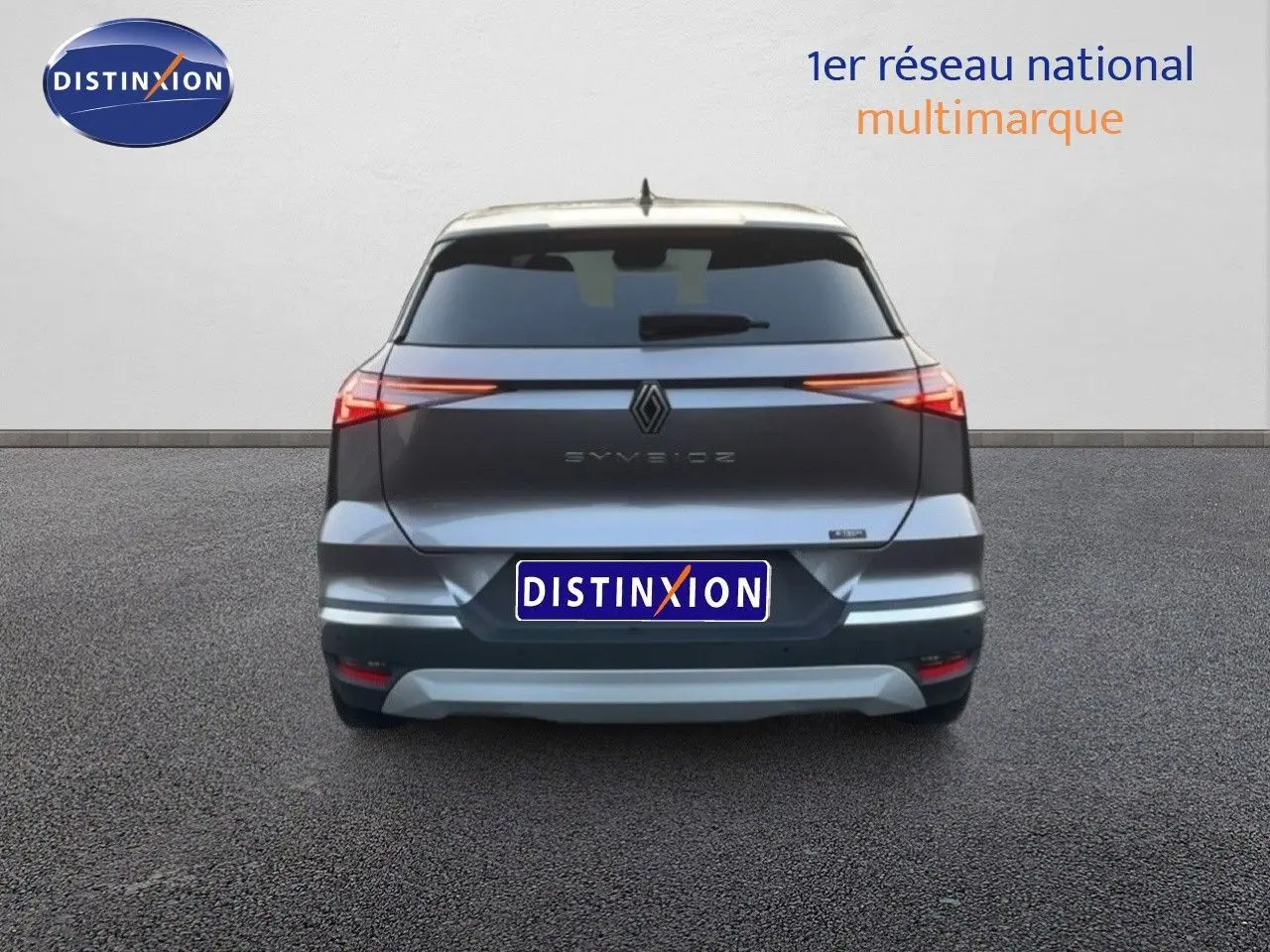 Vue arrière d'une Renault SYMBIOZ gris cassiopée métal avec feux LED fins et logo central lumineux.