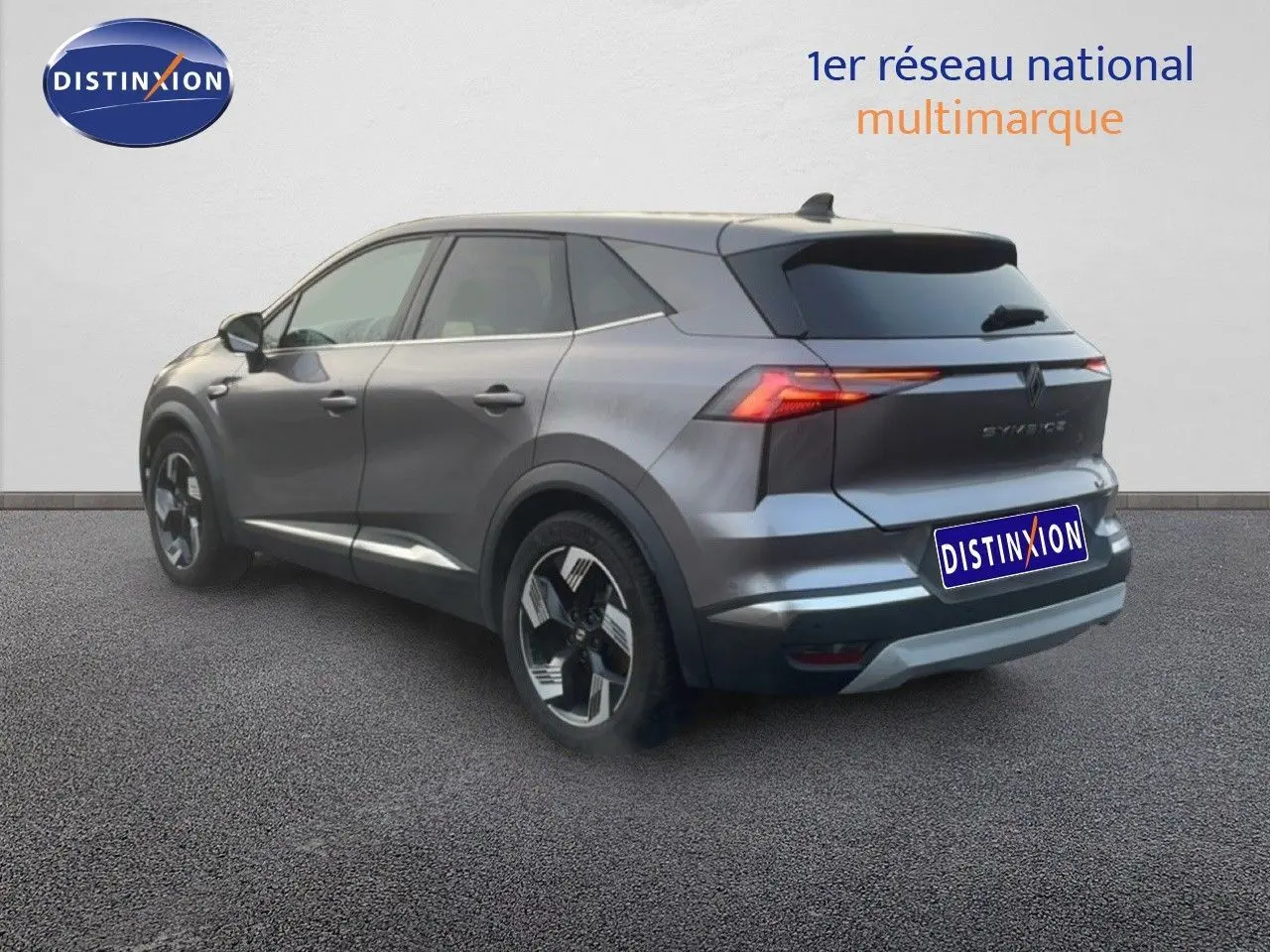 Vue 3/4 arrière droite d'un Renault SYMBIOZ gris cassiopée métal avec feux arrière LED et jantes bi-ton.