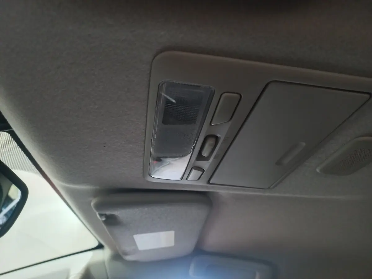 Plafonnier et pare-soleil côté conducteur dans l’habitacle gris clair du Mitsubishi L200 gris foncé.