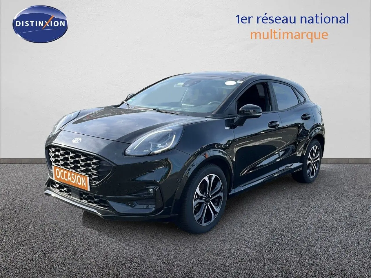 Ford Puma noir agate métal en 3/4 avant droit, avec calandre large et jantes alliage bicolores.