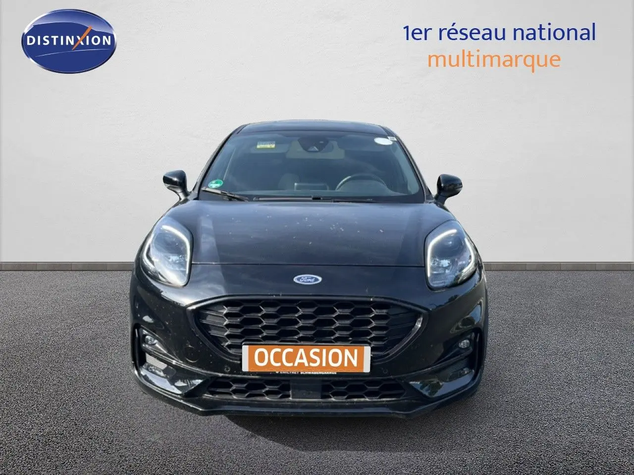 Vue avant d'une Ford Puma noir agate métal 2023 avec calandre large et phares LED distinctifs.