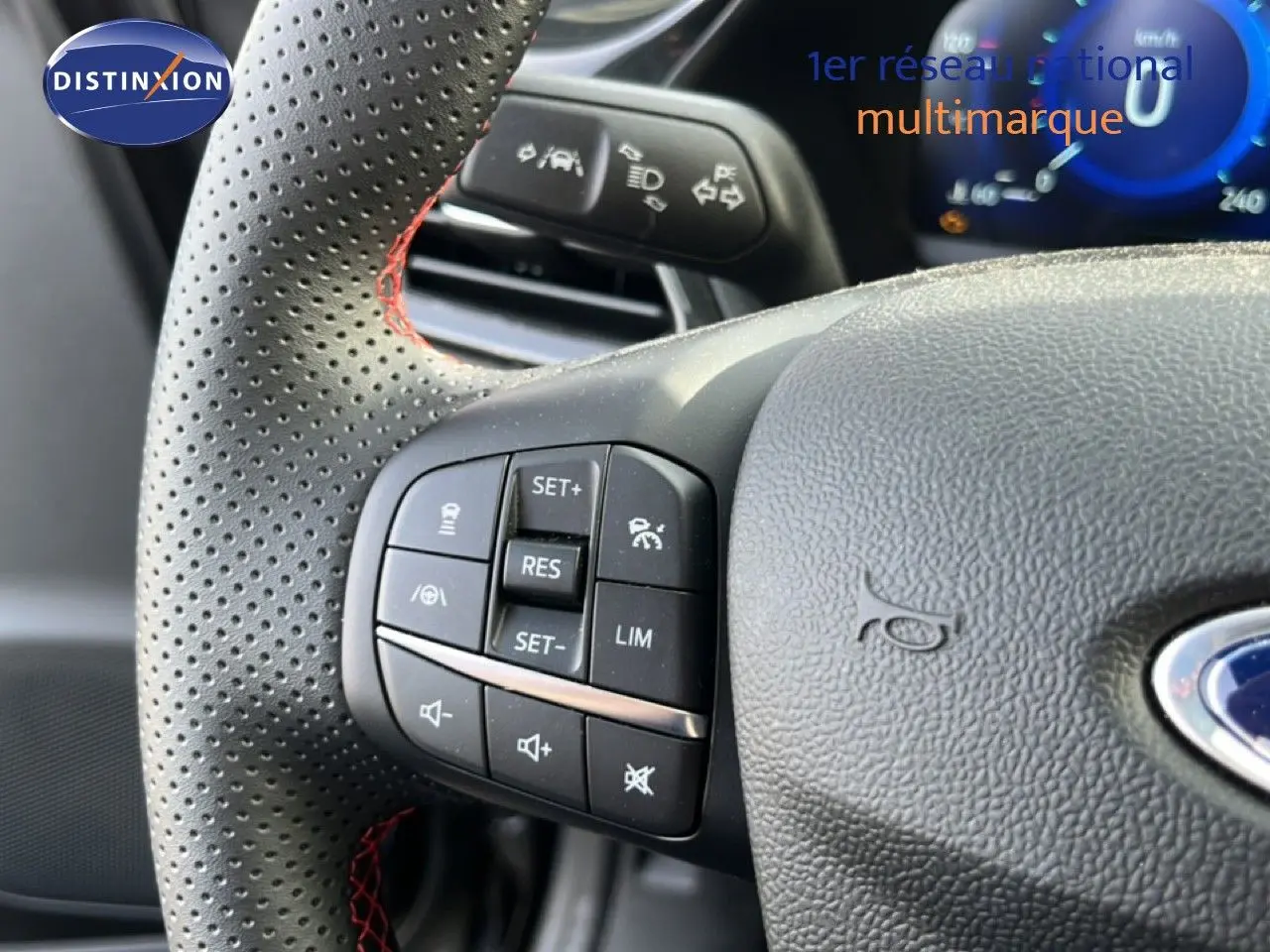 Gros plan sur le volant perforé noir avec commandes intégrées du Ford Puma 2023 finition ST-Line.