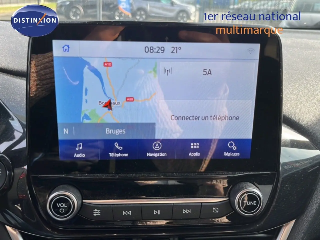 Écran tactile central du Ford Puma noir agate, affichant la navigation avec carte et options multimédia.