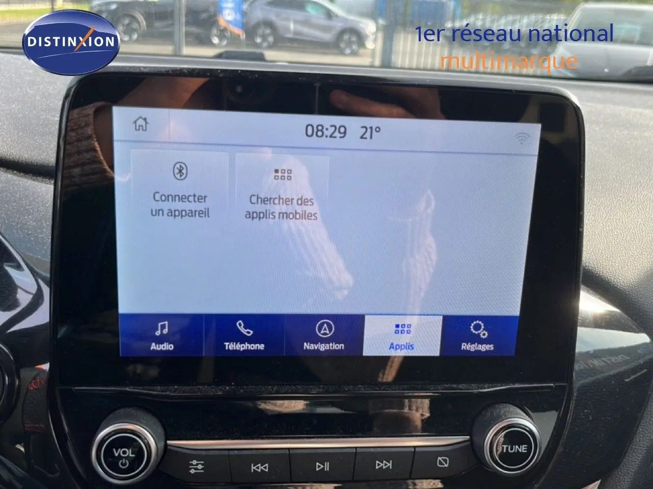 Écran tactile central du Ford Puma noir Agate Metal 2023 affichant le menu des applications multimédia.