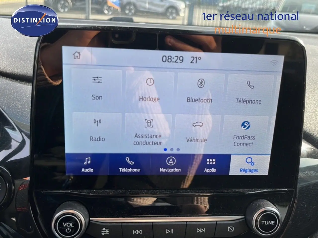 Écran tactile central de la Ford Puma noir agate, affichant le menu principal avec options audio et navigation.