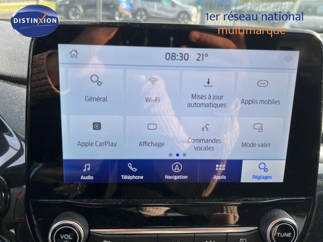 Écran tactile central du Ford Puma noir agate, affichant le menu des réglages avec options connectées.