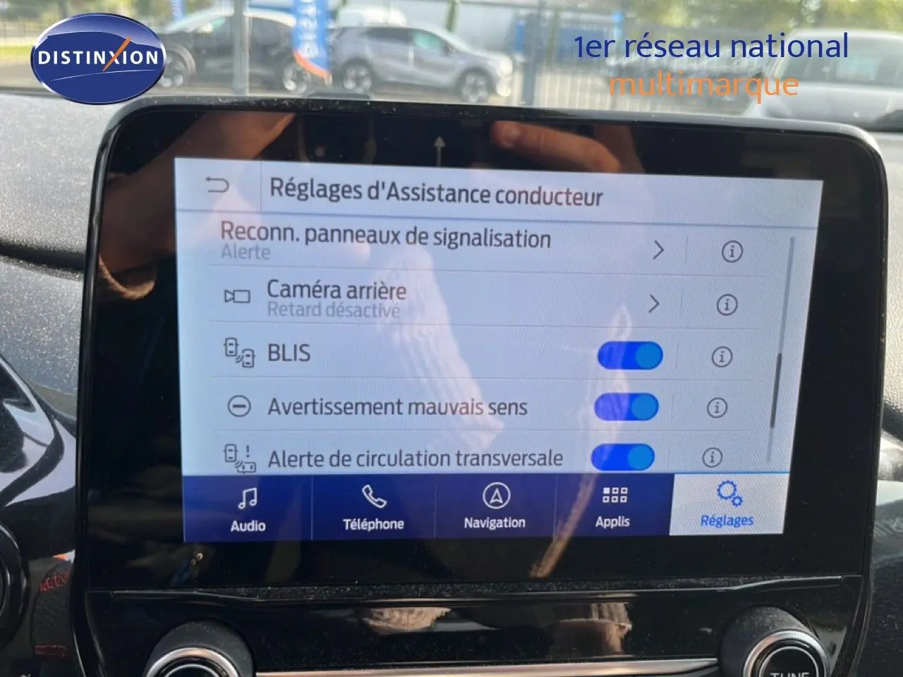 Écran tactile intérieur montrant les réglages d’assistance conducteur du Ford Puma noir Agate Metal, vue de face.