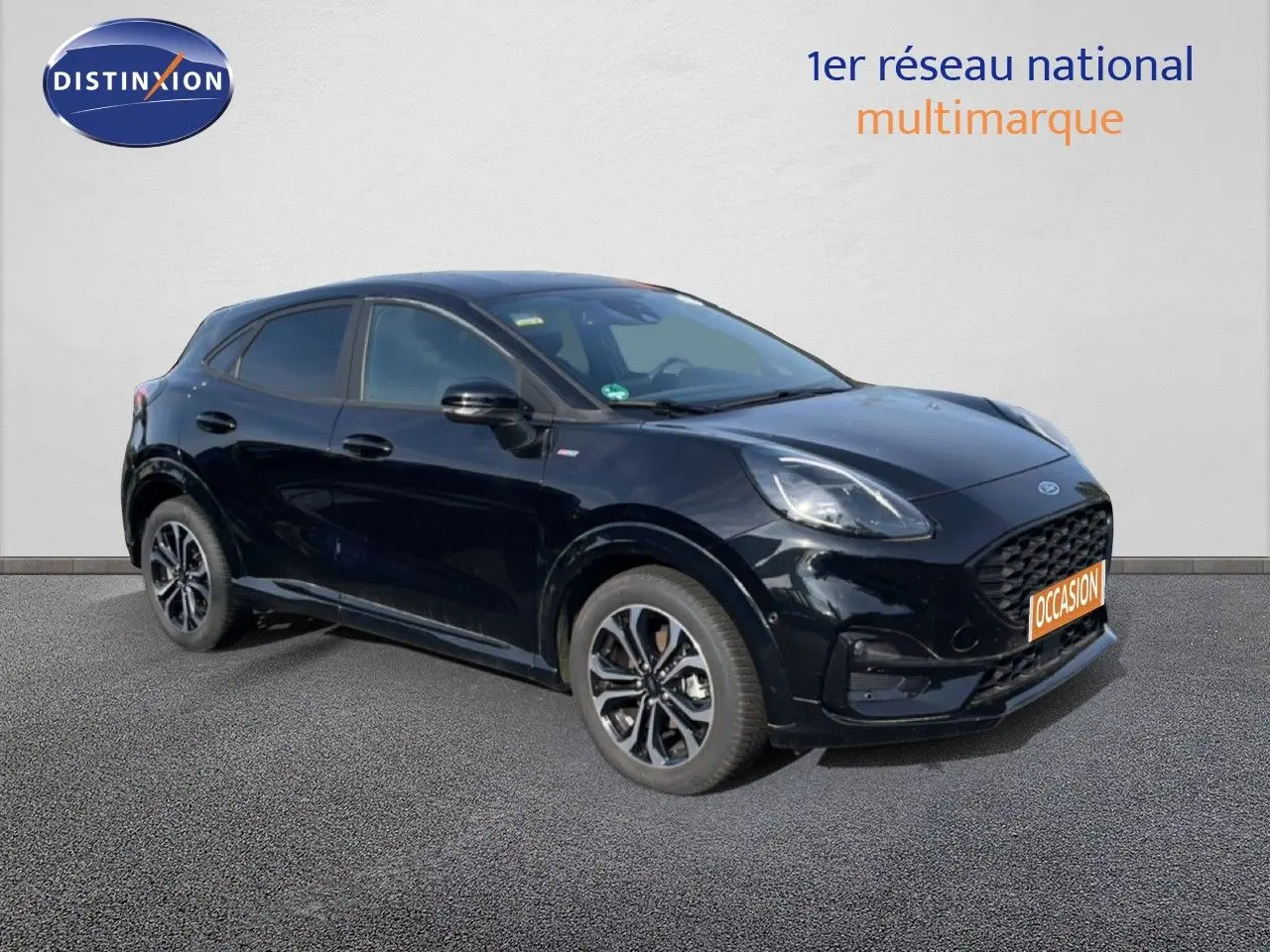 Ford Puma noir agate métal en vue 3/4 avant droit, SUV compact avec jantes alliage et calandre noire distinctive.