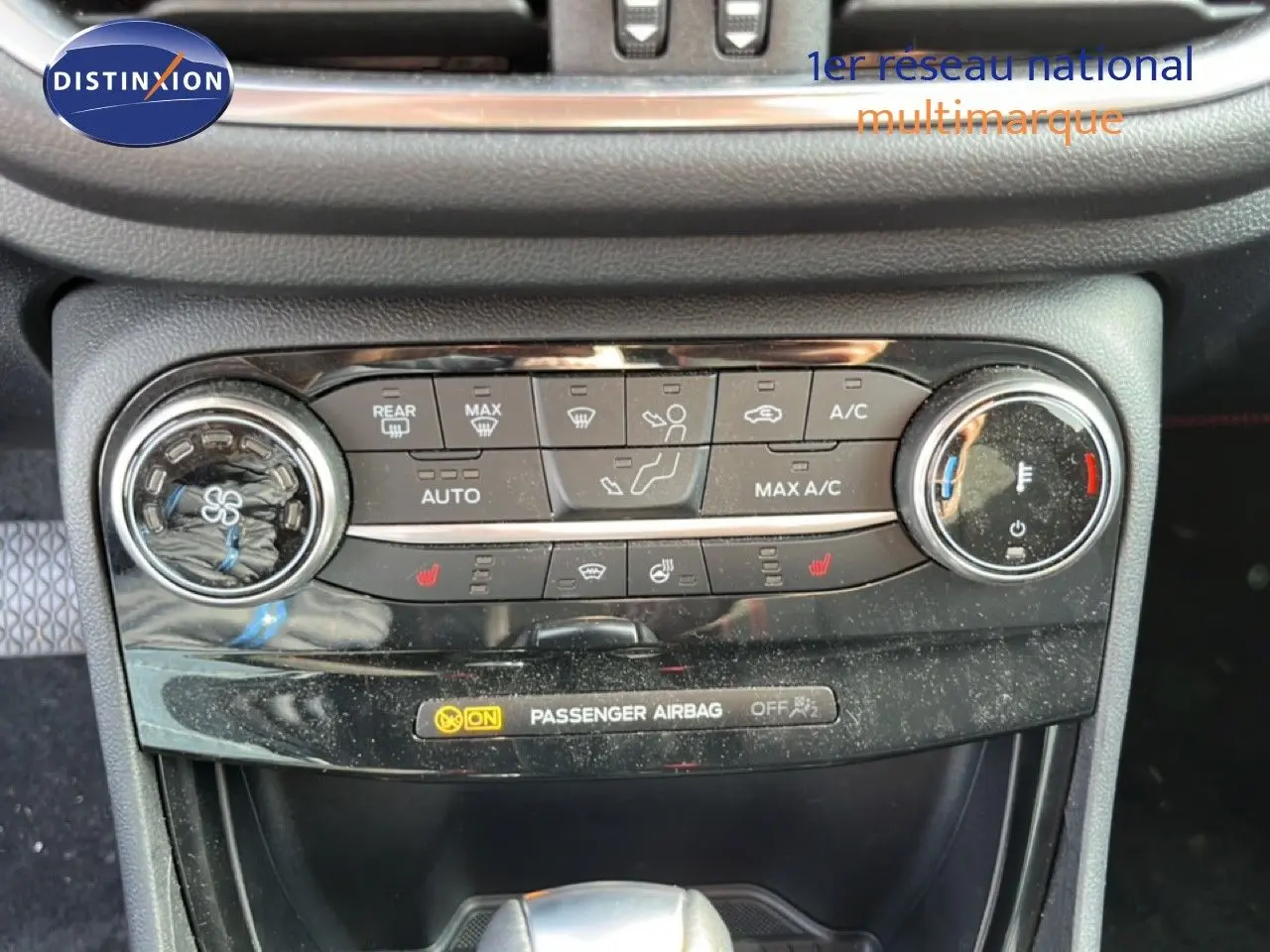 Vue rapprochée de la console centrale du Ford Puma noir agate, montrant les commandes de climatisation et chauffage.