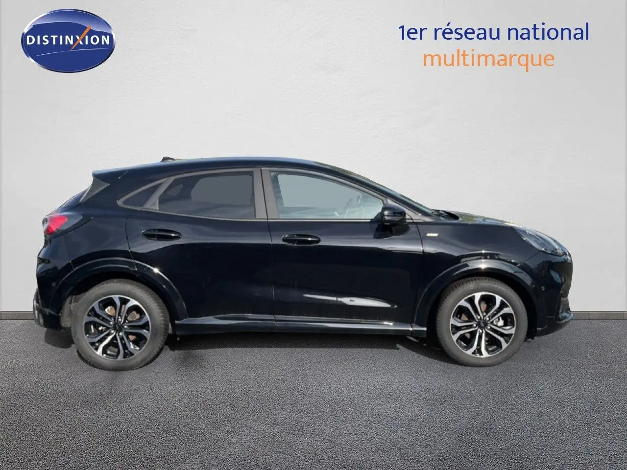 Vue de profil côté gauche du Ford Puma noir Agate Metal 2023 avec jantes alliage et vitres teintées.