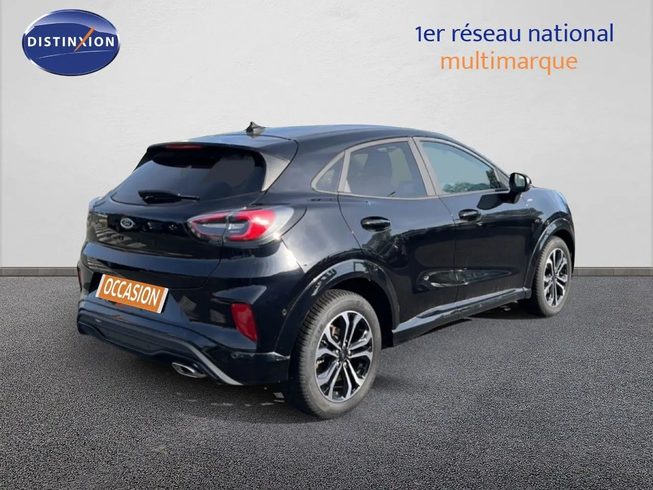 Vue 3/4 arrière droite d'un Ford Puma noir Agate Metal 2023 avec jantes alliage et feux LED distinctifs.