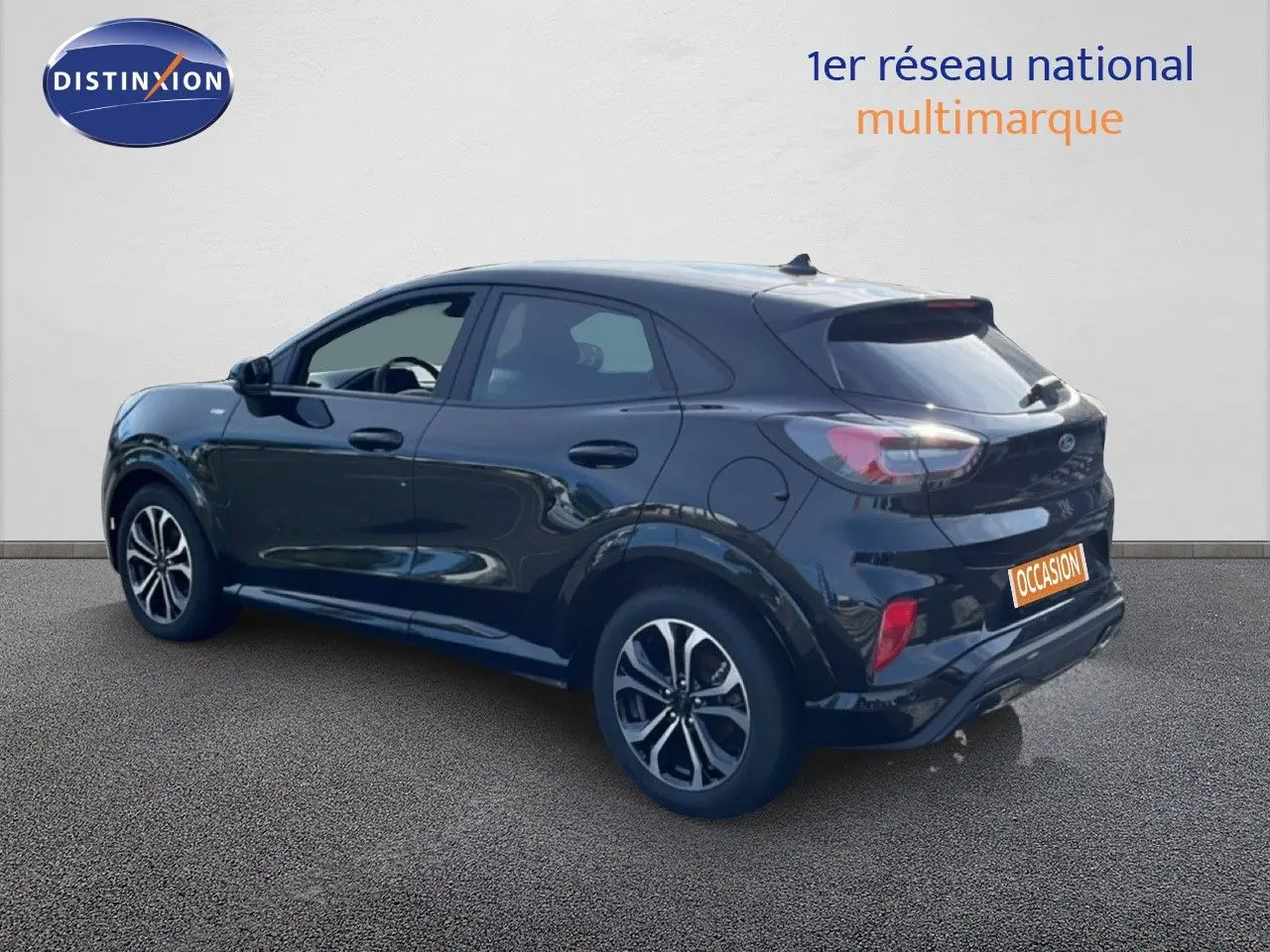 Vue 3/4 arrière droite d'un Ford Puma noir Agate Métal avec jantes alliage et feux arrière LED, en extérieur.