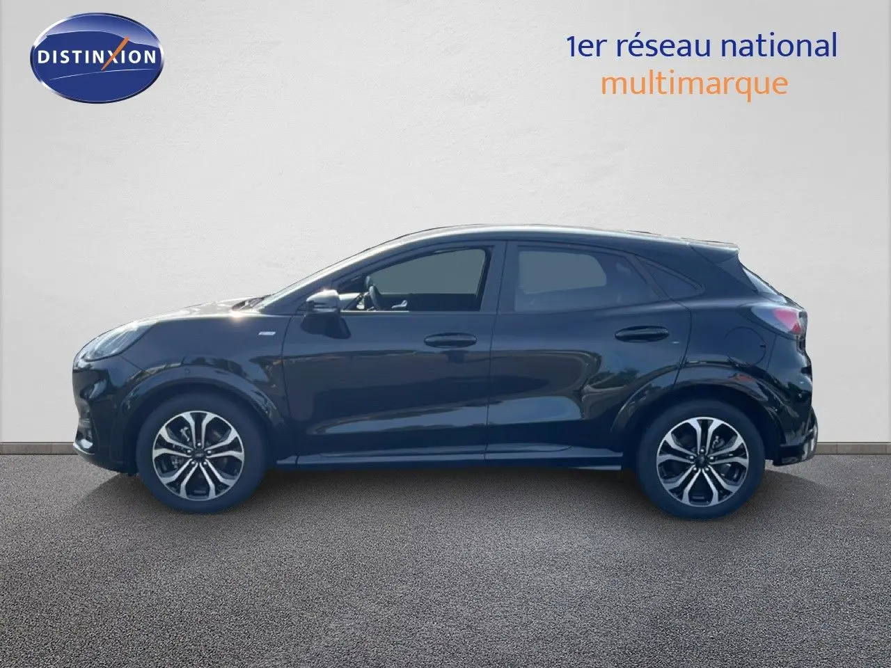 Vue de profil côté gauche d'un Ford Puma noir Agate Métal 2023 finition ST-LINE avec jantes alliage et vitres teintées.