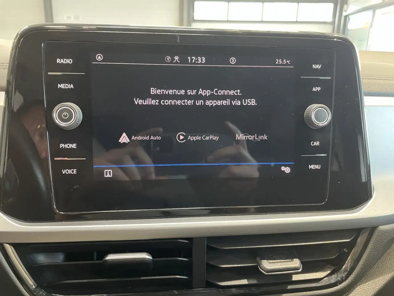 Écran tactile central du tableau de bord du Volkswagen T-Roc 1.5 TSI bleu, affichant App-Connect.