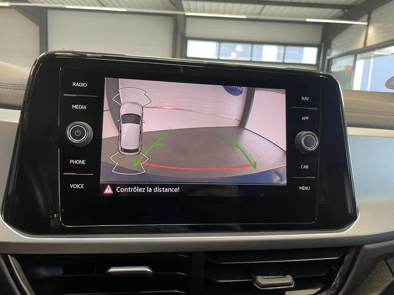 Écran tactile central du Volkswagen T-Roc 2022 affichant la caméra de recul avec guidage de trajectoire.