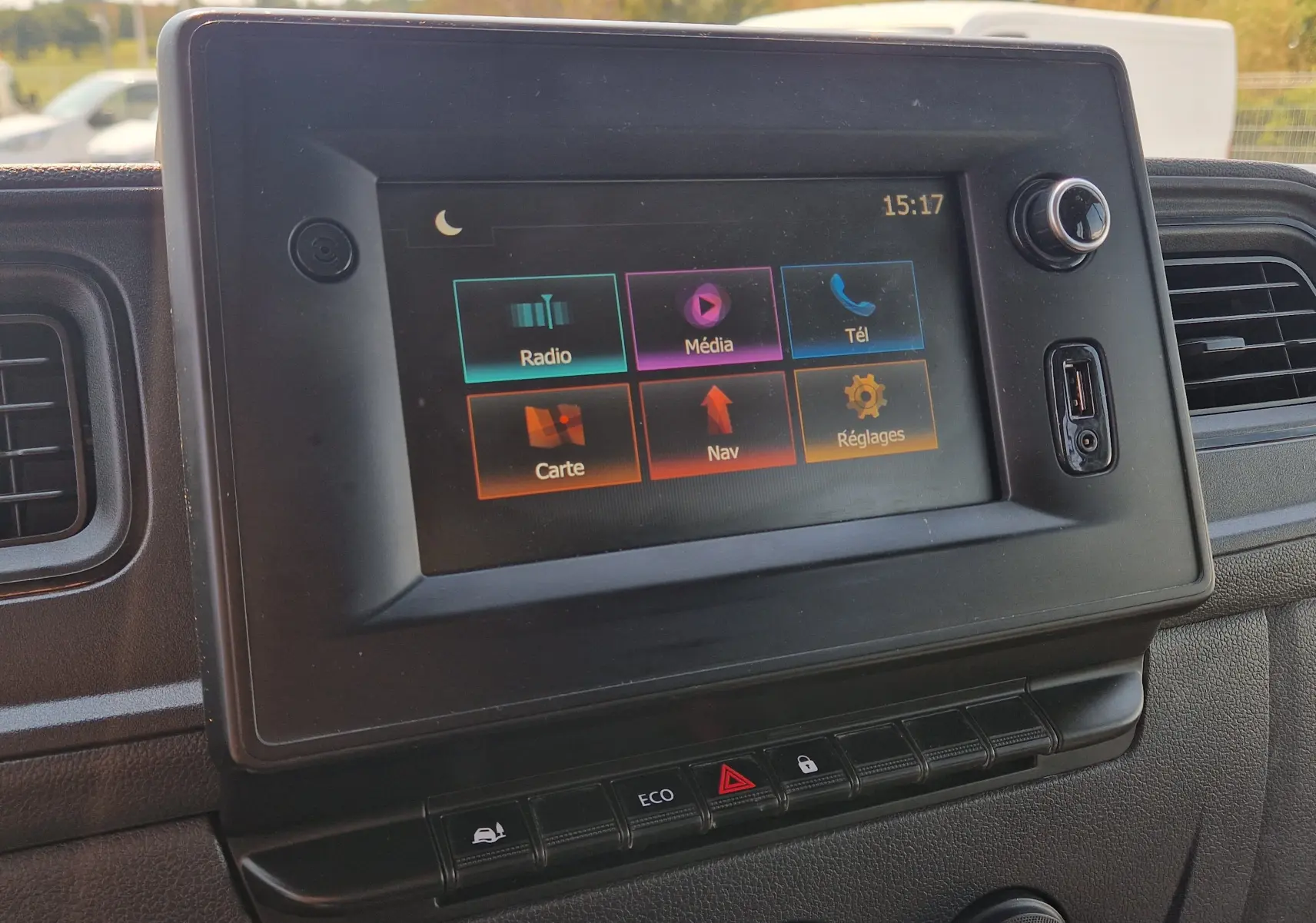 Écran tactile central du tableau de bord du Renault Master blanc, affichant les options radio, média, téléphone et navigation.