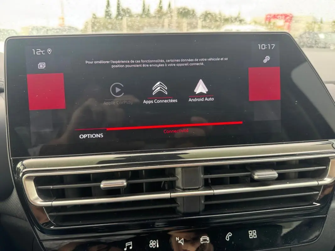 Écran tactile central du Citroën C5 Aircross 2024 affichant les options Apple CarPlay, Android Auto et apps connectées.